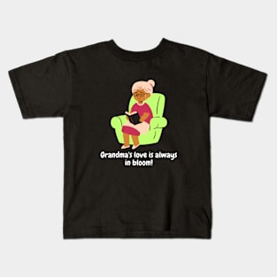 Grandma's love is always in bloom! Kids T-Shirt